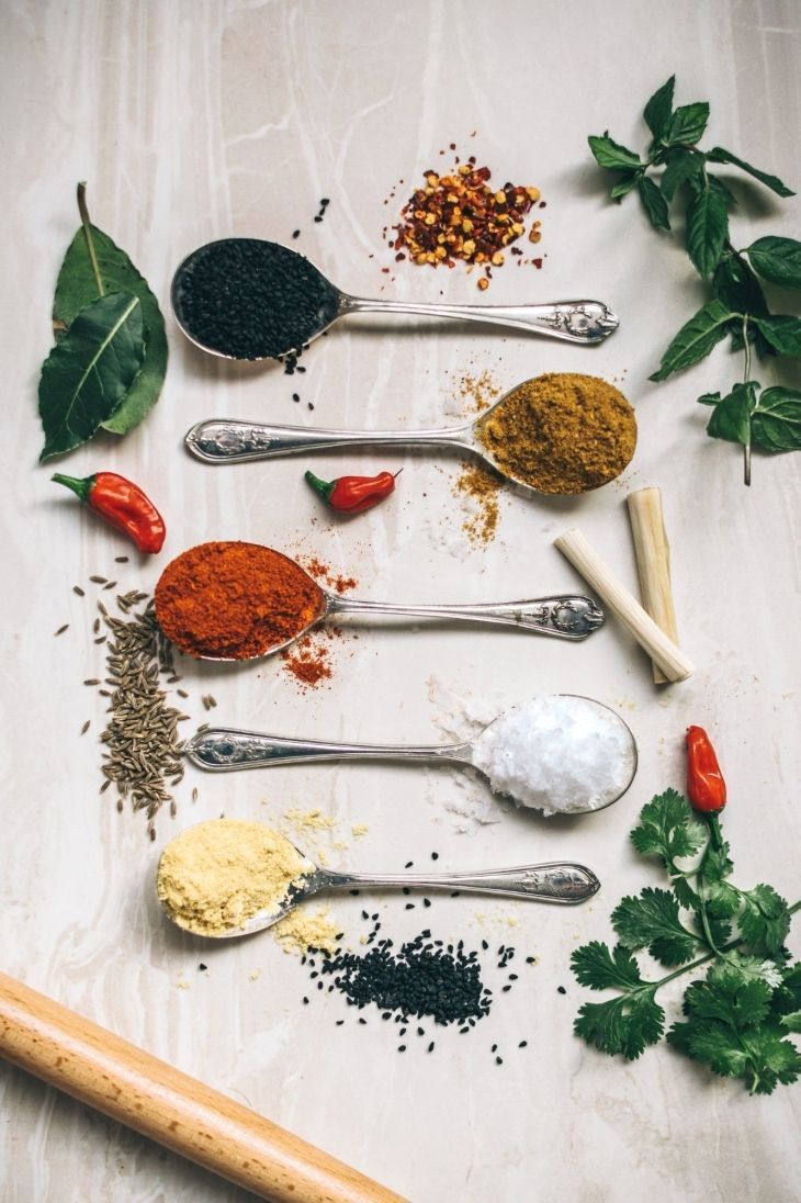 Diversité d'épices à ajouter à l'alimentation