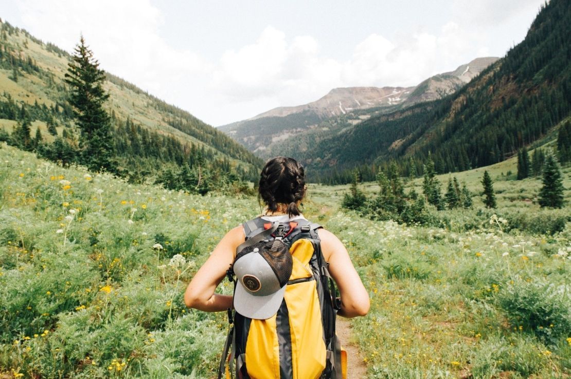 Femme qui randonne en montagne